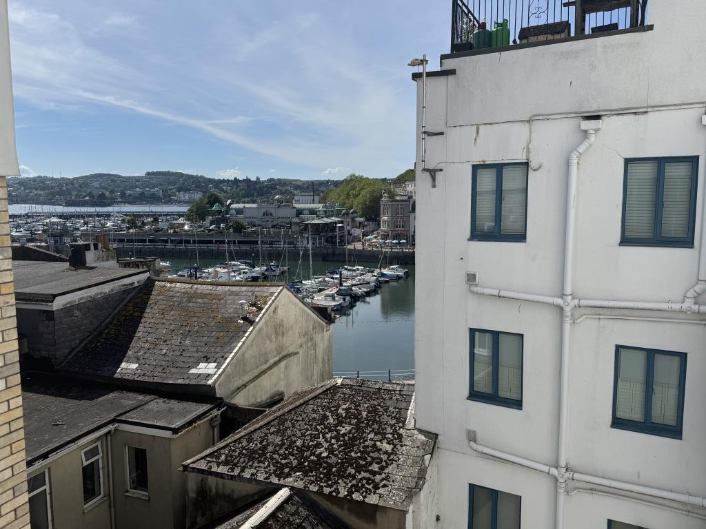 Lot: 85 - A WELL PRESENTED APARTMENT WITHIN PROXIMITY TO TORQUAY HARBOUR - Harbour view